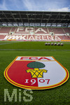 30.08.2026, Fussball Bundesliga 2026/2027, 1.Spieltag, FC Augsburg - FC Schalke 04, in der WWK-Arena Augsburg, FCA-Vereinswappen liegt als Teppich vor dem Spielfeld aus. 