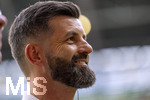 30.08.2026, Fussball Bundesliga 2026/2027, 1.Spieltag, FC Augsburg - FC Schalke 04, in der WWK-Arena Augsburg,  Trainer Miron Muslic (FC Schalke 04) gut gelaunt 