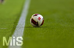 30.08.2026, Fussball Bundesliga 2026/2027, 1.Spieltag, FC Augsburg - FC Schalke 04, in der WWK-Arena Augsburg, Der Ball rollt Richtung Seitenauslinie ins Aus. Ist aber noch im Spielfeld.