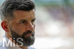 30.08.2026, Fussball Bundesliga 2026/2027, 1.Spieltag, FC Augsburg - FC Schalke 04, in der WWK-Arena Augsburg,  Trainer Miron Muslic (FC Schalke 04) nachdenklich 