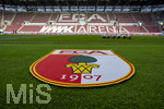 30.08.2026, Fussball Bundesliga 2026/2027, 1.Spieltag, FC Augsburg - FC Schalke 04, in der WWK-Arena Augsburg, FCA-Vereinswappen liegt als Teppich vor dem Spielfeld aus. 