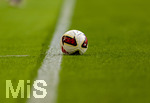 30.08.2026, Fussball Bundesliga 2026/2027, 1.Spieltag, FC Augsburg - FC Schalke 04, in der WWK-Arena Augsburg, Der Ball geht über die Seitenauslinie ins Aus. Berührt aber noch die Linie und ist somit regelkonform im Spielfeld.