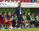 30.08.2026, Fussball Bundesliga 2026/2027, 1.Spieltag, FC Augsburg - FC Schalke 04, in der WWK-Arena Augsburg, Trainer Miron Muslic (FC Schalke 04) nachdenklich an der Bank. 