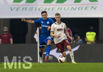 30.08.2026, Fussball Bundesliga 2026/2027, 1.Spieltag, FC Augsburg - FC Schalke 04, in der WWK-Arena Augsburg, v.li: Maximilian Wöber (FC Schalke 04) gegen Anton Kade (FC Augsburg).