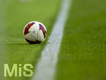 30.08.2026, Fussball Bundesliga 2026/2027, 1.Spieltag, FC Augsburg - FC Schalke 04, in der WWK-Arena Augsburg, Der Ball geht über die Seitenauslinie ins Aus.