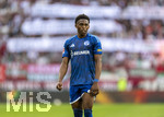 30.08.2026, Fussball Bundesliga 2026/2027, 1.Spieltag, FC Augsburg - FC Schalke 04, in der WWK-Arena Augsburg, Junior Adamu (Schalke 04) nachdenklich 
