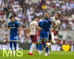 30.08.2026, Fussball Bundesliga 2026/2027, 1.Spieltag, FC Augsburg - FC Schalke 04, in der WWK-Arena Augsburg, v.li: Soufiane El-Faouzi (FC Schalke 04), Fabian Rieder (FC Augsburg), Edin Dzeko (Schalke 04), Calvin Brackelmann (FC Augsburg) 