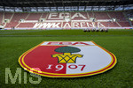30.08.2026, Fussball Bundesliga 2026/2027, 1.Spieltag, FC Augsburg - FC Schalke 04, in der WWK-Arena Augsburg, FCA-Vereinswappen liegt als Teppich vor dem Spielfeld aus. 