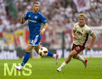 30.08.2026, Fussball Bundesliga 2026/2027, 1.Spieltag, FC Augsburg - FC Schalke 04, in der WWK-Arena Augsburg, li: Edin Dzeko (Schalke 04), re; Hennes Behrens (FC Augsburg) 