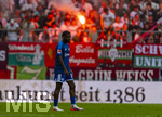 30.08.2026, Fussball Bundesliga 2026/2027, 1.Spieltag, FC Augsburg - FC Schalke 04, in der WWK-Arena Augsburg, Junior Dina Ebimbe (Schalke 04) nachdenklich im Schien der Pyros 