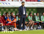 30.08.2026, Fussball Bundesliga 2026/2027, 1.Spieltag, FC Augsburg - FC Schalke 04, in der WWK-Arena Augsburg, Trainer Miron Muslic (FC Schalke 04) nachdenklich an der Bank. 
