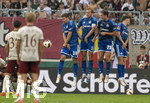 30.08.2026, Fussball Bundesliga 2026/2027, 1.Spieltag, FC Augsburg - FC Schalke 04, in der WWK-Arena Augsburg, Schalker Mauer mit Maximilian Wöber (FC Schalke 04), Timo Becker (FC Schalke 04), Nikola Katic (FC Schalke 04), 