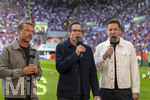 30.08.2026, Fussball Bundesliga 2026/2027, 1.Spieltag, FC Augsburg - FC Schalke 04, in der WWK-Arena Augsburg, v.li: Markus Weinzierl beim DAZN-Interview den Moderatoren.