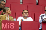 30.08.2026, Fussball Bundesliga 2026/2027, 1.Spieltag, FC Augsburg - FC Schalke 04, in der WWK-Arena Augsburg, Martin Max (mitte, Ex-Fussballprofi u.a Schalke, Gladbach, 1860 etc) sein Sohn Philipp Max (re) auf der Tribüne als Zuschauer. 