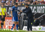 30.08.2026, Fussball Bundesliga 2026/2027, 1.Spieltag, FC Augsburg - FC Schalke 04, in der WWK-Arena Augsburg,  re: Trainer Miron Muslic (FC Schalke 04) im Gespräch mit Ron Schallenberg (li, FC Schalke 04) 