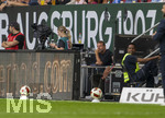30.08.2026, Fussball Bundesliga 2026/2027, 1.Spieltag, FC Augsburg - FC Schalke 04, in der WWK-Arena Augsburg, Markus Weinzierl (DAZN-Experte) sitzt am Spielfeldrand bei dem TV-Equipment um das Spiel anzusehen.
