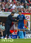 30.08.2026, Fussball Bundesliga 2026/2027, 1.Spieltag, FC Augsburg - FC Schalke 04, in der WWK-Arena Augsburg, v.li: Trainer Miron Muslic (FC Schalke 04) nimmt sich Dejan Ljubicic (Schalke) an der Seitenlinie zur Brust und erklärt ihm seine Taktik.