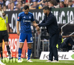 30.08.2026, Fussball Bundesliga 2026/2027, 1.Spieltag, FC Augsburg - FC Schalke 04, in der WWK-Arena Augsburg,  re: Trainer Miron Muslic (FC Schalke 04) im Gespräch mit Ron Schallenberg (li, FC Schalke 04) 