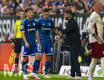 30.08.2026, Fussball Bundesliga 2026/2027, 1.Spieltag, FC Augsburg - FC Schalke 04, in der WWK-Arena Augsburg,  re: Trainer Miron Muslic (FC Schalke 04) im Gespräch mit Vitalie Becker (li, FC Schalke 04) und Ron Schallenberg (mitte, FC Schalke 04) 