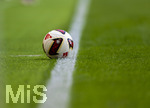 30.08.2026, Fussball Bundesliga 2026/2027, 1.Spieltag, FC Augsburg - FC Schalke 04, in der WWK-Arena Augsburg, Der Ball geht über die Seitenauslinie ins Aus. Berührt aber noch die Linie und ist somit regelkonform im Spielfeld.