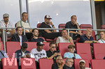 30.08.2026, Fussball Bundesliga 2026/2027, 1.Spieltag, FC Augsburg - FC Schalke 04, in der WWK-Arena Augsburg, Bundestrainer Jürgen Klopp (mitte, Deutschland) zu Gast auf der Tribüne bei Geschäftsführer Michael Ströll (FC Augsburg), li: Co-Trainer Peter Krawietz (Deutschland)  