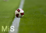 30.08.2026, Fussball Bundesliga 2026/2027, 1.Spieltag, FC Augsburg - FC Schalke 04, in der WWK-Arena Augsburg, Der Ball geht über die Seitenauslinie ins Aus. Berührt aber noch die Linie und ist somit regelkonform im Spielfeld.