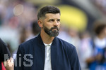 30.08.2026, Fussball Bundesliga 2026/2027, 1.Spieltag, FC Augsburg - FC Schalke 04, in der WWK-Arena Augsburg, Trainer Miron Muslic (FC Schalke 04) nachdenklich 