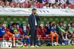 30.08.2026, Fussball Bundesliga 2026/2027, 1.Spieltag, FC Augsburg - FC Schalke 04, in der WWK-Arena Augsburg, Trainer Miron Muslic (FC Schalke 04) nachdenklich an der Bank. 