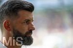 30.08.2026, Fussball Bundesliga 2026/2027, 1.Spieltag, FC Augsburg - FC Schalke 04, in der WWK-Arena Augsburg,  Trainer Miron Muslic (FC Schalke 04) nachdenklich 
