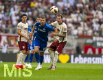 30.08.2026, Fussball Bundesliga 2026/2027, 1.Spieltag, FC Augsburg - FC Schalke 04, in der WWK-Arena Augsburg, v.li: Fabian Rieder (FC Augsburg), Edin Dzeko (Schalke 04), Calvin Brackelmann (FC Augsburg) 