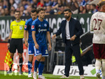 30.08.2026, Fussball Bundesliga 2026/2027, 1.Spieltag, FC Augsburg - FC Schalke 04, in der WWK-Arena Augsburg,  re: Trainer Miron Muslic (FC Schalke 04) im Gespräch mit Vitalie Becker (FC Schalke 04) 