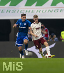 30.08.2026, Fussball Bundesliga 2026/2027, 1.Spieltag, FC Augsburg - FC Schalke 04, in der WWK-Arena Augsburg, v.li: Maximilian Wöber (FC Schalke 04) gegen Anton Kade (FC Augsburg).