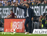 30.08.2026, Fussball Bundesliga 2026/2027, 1.Spieltag, FC Augsburg - FC Schalke 04, in der WWK-Arena Augsburg, Trainer Miron Muslic (FC Schalke 04) in Rage an der Seitenlinie.