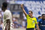 30.08.2026, Fussball Bundesliga 2026/2027, 1.Spieltag, FC Augsburg - FC Schalke 04, in der WWK-Arena Augsburg, Gelbe Karte von Schiedsrichter Sascha Stegemann