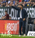 30.08.2026, Fussball Bundesliga 2026/2027, 1.Spieltag, FC Augsburg - FC Schalke 04, in der WWK-Arena Augsburg, Trainer Miron Muslic (FC Schalke 04) in Rage an der Seitenlinie. 