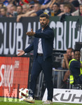 30.08.2026, Fussball Bundesliga 2026/2027, 1.Spieltag, FC Augsburg - FC Schalke 04, in der WWK-Arena Augsburg, Trainer Miron Muslic (FC Schalke 04) in Rage an der Seitenlinie.