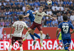 30.08.2026, Fussball Bundesliga 2026/2027, 1.Spieltag, FC Augsburg - FC Schalke 04, in der WWK-Arena Augsburg, v.li: Timo Becker (FC Schalke 04) gegen Anton Kade (FC Augsburg) 