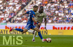 30.08.2026, Fussball Bundesliga 2026/2027, 1.Spieltag, FC Augsburg - FC Schalke 04, in der WWK-Arena Augsburg, Adil Aouchiche (FC Schalke 04) am Ball gegen Iris Chrislain Aurel Matisma (FC Augsburg) 