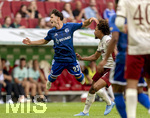 30.08.2026, Fussball Bundesliga 2026/2027, 1.Spieltag, FC Augsburg - FC Schalke 04, in der WWK-Arena Augsburg, Soufiane El-Faouzi (FC Schalke 04) im Flug