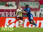 30.08.2026, Fussball Bundesliga 2026/2027, 1.Spieltag, FC Augsburg - FC Schalke 04, in der WWK-Arena Augsburg, v.li: Anton Kade (FC Augsburg) gegen Junior Dina Ebimbe (Schalke 04) 