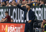 30.08.2026, Fussball Bundesliga 2026/2027, 1.Spieltag, FC Augsburg - FC Schalke 04, in der WWK-Arena Augsburg, Trainer Miron Muslic (FC Schalke 04) in Rage an der Seitenlinie.