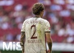 30.08.2026, Fussball Bundesliga 2026/2027, 1.Spieltag, FC Augsburg - FC Schalke 04, in der WWK-Arena Augsburg, Calvin Brackelmann (FC Augsburg) mit dem neuen Trikot der Augsburger mit Stein-Design, das Heimtrikot für die Bundesliga-Saison 2026/27 hat eine markante Marmoroptik und nimmt dabei Bezug auf die Römische Gründerzeit Augusta Vindelicum und integriert die Vereinsfarben in ein unverwechselbares Design. Graue und dunkelgrüne Adern sollen den Marmoreffekt auf dem Shirt herstellen und soll an die Stadtgeschichte der Fuggerstädter Römerstadt anknüpfen