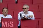 30.08.2026, Fussball Bundesliga 2026/2027, 1.Spieltag, FC Augsburg - FC Schalke 04, in der WWK-Arena Augsburg, Martin Max (li, Ex-Fussballprofi u.a Schalke, Gladbach, 1860 etc) sein Sohn Philipp Max (re) auf der Tribüne als Zuschauer. 