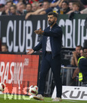 30.08.2026, Fussball Bundesliga 2026/2027, 1.Spieltag, FC Augsburg - FC Schalke 04, in der WWK-Arena Augsburg, Trainer Miron Muslic (FC Schalke 04) in Rage an der Seitenlinie.