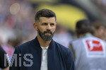 30.08.2026, Fussball Bundesliga 2026/2027, 1.Spieltag, FC Augsburg - FC Schalke 04, in der WWK-Arena Augsburg, Trainer Miron Muslic (FC Schalke 04) nachdenklich 