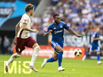 30.08.2026, Fussball Bundesliga 2026/2027, 1.Spieltag, FC Augsburg - FC Schalke 04, in der WWK-Arena Augsburg, Moussa Sylla (FC Schalke 04) am Ball li: Calvin Brackelmann (FC Augsburg) 