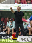 30.08.2026, Fussball Bundesliga 2026/2027, 1.Spieltag, FC Augsburg - FC Schalke 04, in der WWK-Arena Augsburg, Trainer Manuel Baum (FC Augsburg) gibt Anweisungen.  