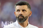 30.08.2026, Fussball Bundesliga 2026/2027, 1.Spieltag, FC Augsburg - FC Schalke 04, in der WWK-Arena Augsburg, Trainer Miron Muslic (FC Schalke 04) nachdenklich  