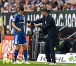 30.08.2026, Fussball Bundesliga 2026/2027, 1.Spieltag, FC Augsburg - FC Schalke 04, in der WWK-Arena Augsburg,  re: Trainer Miron Muslic (FC Schalke 04) im Gespräch mit Ron Schallenberg (li, FC Schalke 04) 