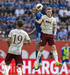 30.08.2026, Fussball Bundesliga 2026/2027, 1.Spieltag, FC Augsburg - FC Schalke 04, in der WWK-Arena Augsburg, v.li: Timo Becker (FC Schalke 04) gegen Anton Kade (FC Augsburg) 